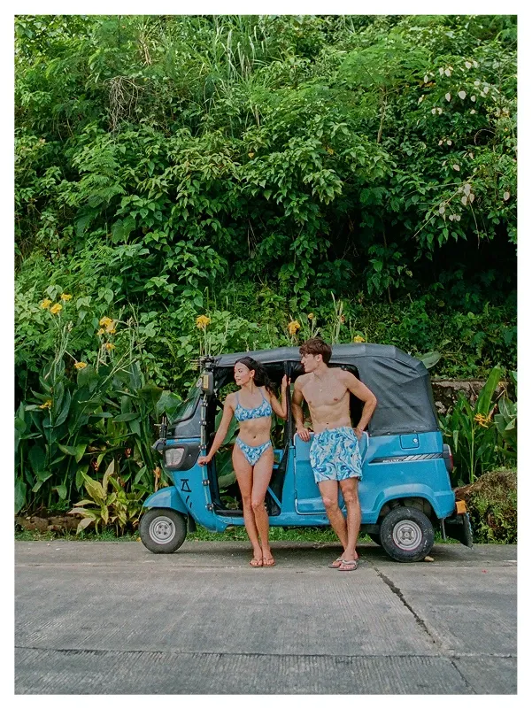 On Ashley (left) : Lydia Set / Blue Crush, On Kelly (right) : Men's Swim Shorts / Blue Crush